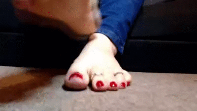 Fish reccomend giantess finds makes clean feet