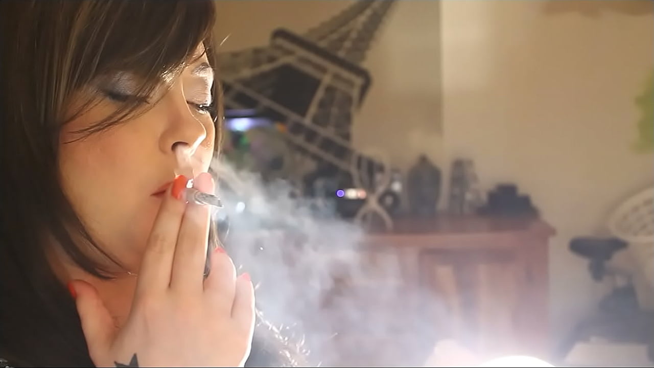 Dream D. reccomend tina snua smoking nose exhales